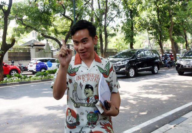 utra Presiden Joko Widodo, Gibran Rakabuming Raka saat tiba untuk melakukan pertemuan tertutup dengan Ketum PDIP Megawati Soekarnoputri di kediaman Megawati di Jalan Teuku Umar, Menteng, Jakarta, Kamis (24/10/2019). Pertemuan tersebut membahas pencalonan - Image