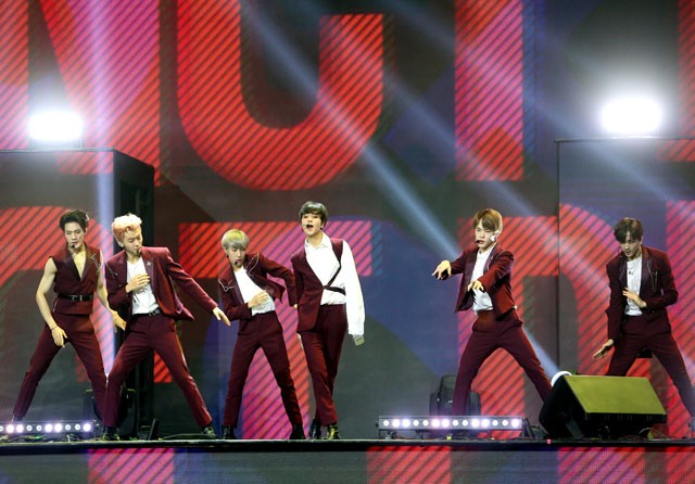Boy band asal Korea Selatan NCT Dream saat tampil di HUT-18 Transmedia di Trans Studio cibubur, Jakarta, Sabtu (14/12). HARITSAH ALMUDATSIR/JAWA POS - Image