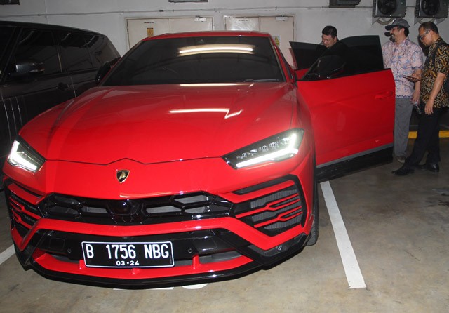 Tim Koordinasi Supervisi dan Pencegahan Korwil 3 KPK bersama Anggota Samsat Badan Pajak dan Retribusi Daerah (BPRD) Jakarta Utara memeriksa mobil Lamborghini berplat palsu yang terparkir di Parkiran Apartemen Kawasan Pantai Mutiara Jakarta, Kamis (5/12/2 - Image
