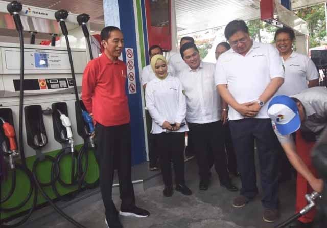 Jokowi meresmikan penerapan program B30 di Stasiun Pengisian Bahan Bakar Umum (SPBU) COCO No 31.128.02 MT Haryono Jakarta Selatan, pada Senin (23/12) - Image