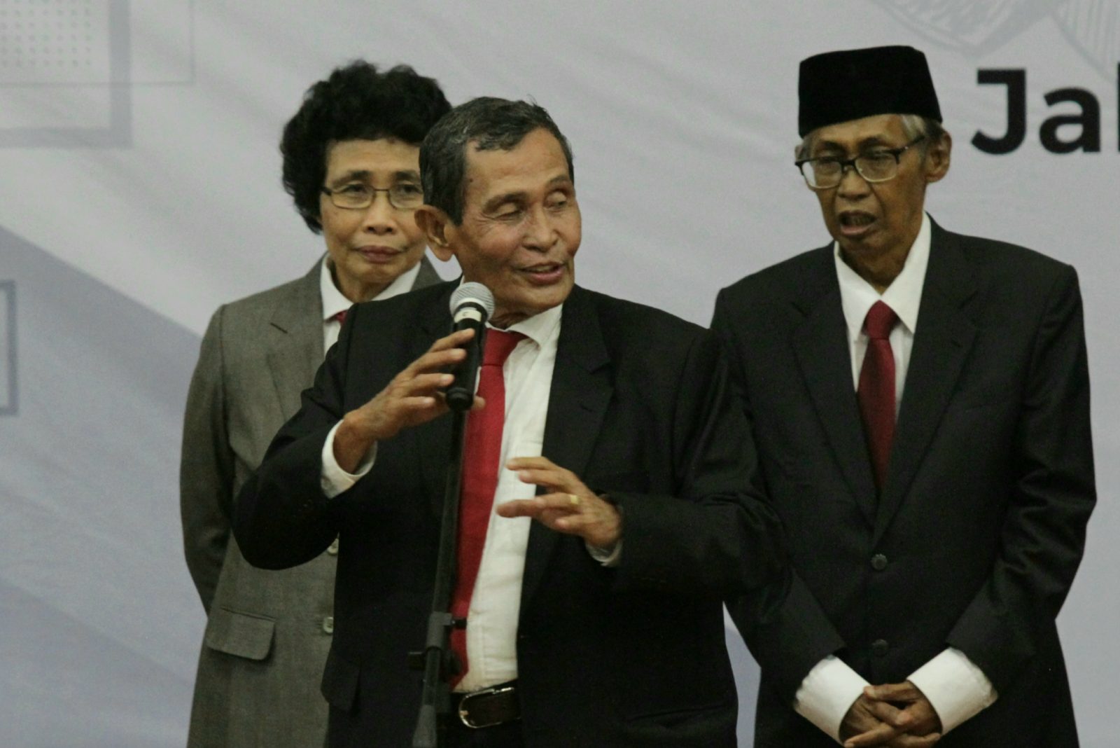 Ketua Dewan Pengawas KPK Tumpak Hatorangan Panggabean saat pelantikan di Istina Negara Jakarta - Dery Ridwansah (2) - Image