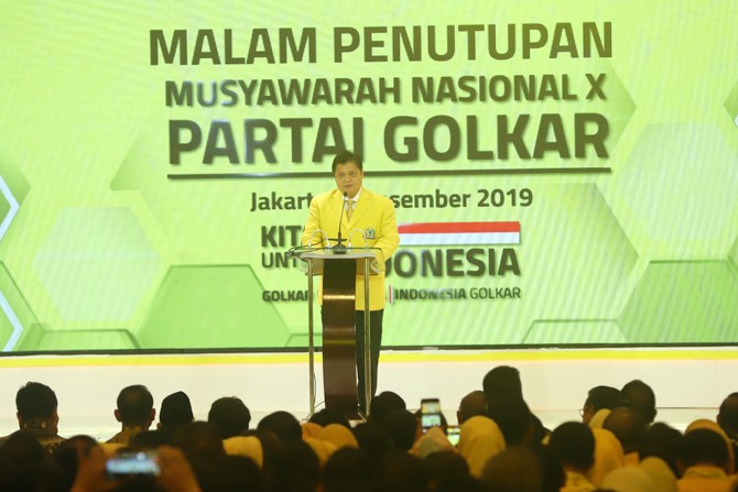Ketua Umum Partai Golkar Airlangga Hartarto menyampaikan pidato saat penutupan Musyawarah Nasional (Munas) partai berlogo pohon beringin itu di Jakarta, Kamis (5/12/2019) malam. Munas Partai Golkar 2019 ini memutuskan Airlangga Hartarto kembali terpilih s - Image