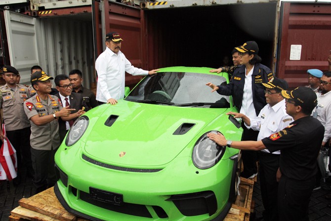 Menteri Keuangan Sri Mulyani Indrawati (ketiga kanan) didampingi Jaksa Agung Sanitiar Burhanuddin (ketiga kiri), Menteri Perhubungan Budi Karya Sumadi (kedua kanan), Kapolri Jenderal Pol Idham Azis (kiri) dan Dirjen Bea dan Cukai Heru Pambudi (kanan) saat - Image