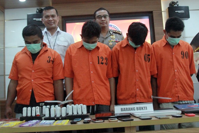 Para tersangka saat di pamerkan pada jumpa pers terkait penipuan pinjaman online di Sulsel, di Gedung Humas Polri, Jakarta, Senin (23/12/2019). Direktorat Tindak Pidana Siber Bareskrim Polri mengungkap kasus penipuan pinjaman online beromzet ratusan juta - Image