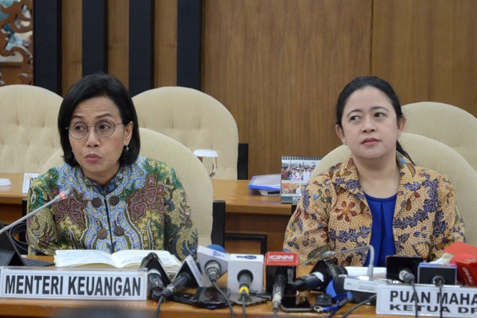 Ketua Dewan Perwakilan Rakyat (DPR) Puan Maharani (tengah) didampingi Wakil Ketua DPR, Sufmi Dasco Ahmad dan Menteri Keuangan, Sri Mulyani (kiri) dalam Rapat Konsultasi di Pansus B, Kompleks Parlemen, Senayan, Jakarta, Senin (16/12/2019). Rapat Konsultasi - Image
