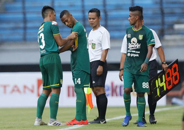 Rachmat Irianto (kiri) memasang ban kapten kepada Ruben Sanadi, bek Persebaya saat pertandingan Liga 1 2019 melawan tim Perseru Badak Lampung FC di Stadion Gelora Bung Tomo, Surabaya , kemarin (21/12). FOTO: Angger Bondan/Jawa Pos - Image