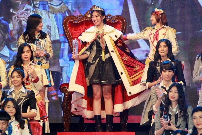 Member JKT48 Shani Indira Natio saat menerima plakat sebagai member dengan posisi satu pada Senbatsu Sousenkyo 2019 di Sabtu (30/11/2019). Anggota Tim KIII itu berhasil mengumpulkan suara dengan jumlah fantastis di kompetisi pemilihan member untuk single - Image