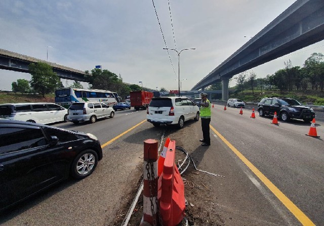 Kepadatan lalu lintas sepanjang libur Natal 2019 dan Tahun Baru 2020 di ruas tol Jakarta-Cikamepk, Minggu (22/12). - Image