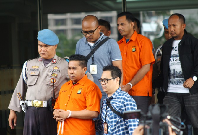 Dua orang anggota polisi aktif pelaku penyerangan kepada Novel Baswedan yakni RB dan RM dibawa keluar dari Polda Metro Jaya, Jakarta, Sabtu (28/12/2019). RM dan RB dipindahkan ke rutan Bareskrim Polri. Sebelumnya, keduanya berada Direktorat Reserse Krim - Image
