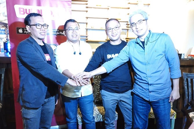 Bukalapak umumkan adanya perubahan komposisi di level C-Suite. Achmad Zaky (kedua kiri) yang sebelumnya menjabat CEO kini digantikan oleh Rachmat Kaimuddin (kedua kanan).(DhimasGinanjar/JawaPos.com). - Image