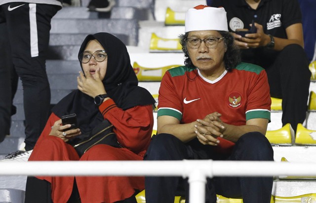 Cak Nun bersama istrinya Novia Kolopaking saat menyaksikan laga tim nasional sepak bola Indonesia melawan tim nasional Vietnam saat final Men Football Sea Games 2019 di Rizal Memorial Stadium Complex, kemarin, Selasa (10/12/2019). Dalam pertandingan ini t - Image