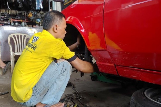 Ilustrasi: Pengecekan dan peremajaan kaki-kaki mobil. (Rian Alfianto/JawaPos.com) - Image