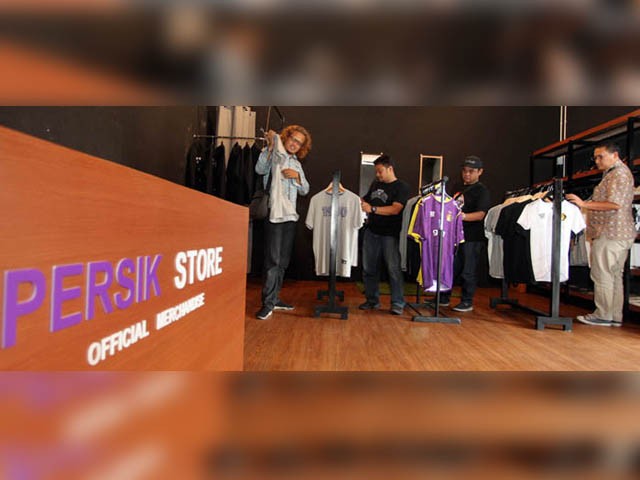 Suasana Persik Store yang menjual merchandise resmi atribut Persik ramai dikunjungi Persik Mania. TATAP LIGA 1: Persik Store di Kediri menjual merchandise resmi klub berjuluk Macan Putih itu, Jumat (29/11). Dite Surendra/Jawa Pos - Image