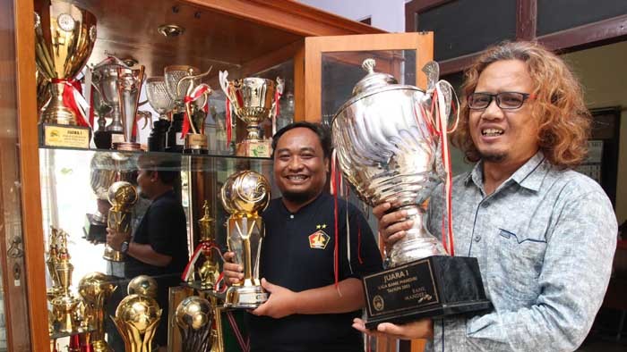 BUKTI PRESTASI: Subiyantoro (kanan) dan Beny Kurniawan memegang dua trofi Persik di Mes Persik Kediri, Jumat (29/11) Bangga-CEO Persik Kediri Subiyantoro(kanan) dan manajer Persik Kediri Beny Kurniawan memegang piala Persik Juara 1 Liga bank mandiri 2003 - Image