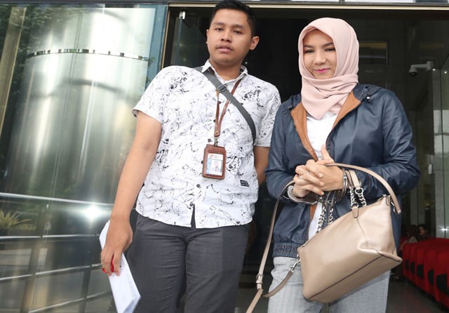 Terpidana korupsi Rita Widyasari berjalan usai menjalani pemeriksaan KPK, Senin (2/12/2019). Rita Widyasari diperiksa KPK sebagai saksi dalam kasus Tindak Pidana Pencucian Uang dengan tersangka mantan anggota DPRD Kutai Kartanegara Khairudin--FOTO : MUHAM - Image