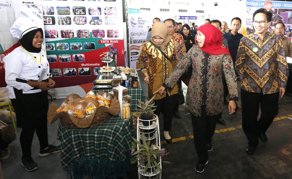 MEMBANGGAKAN: Sebanyak 450 karya siswa-siswi program SMA double track dipamerkan di JX Internasional Expo, Surabaya, Minggu (29/12). Tampak Gubernur Jawa Timur Khofifah Indar Parawansa melihat stan yang menjual bakery dan pastry. (Guslan Gumilang/Jawa Pos - Image