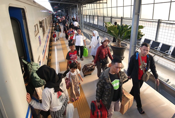 PULANG KAMPUNG: Penumpang KA Jayabaya di Stasiun Pasar Senen, Jakarta, Sabtu (21/12). (HARITSAH ALMUDATSIR/JAWA POS) - Image