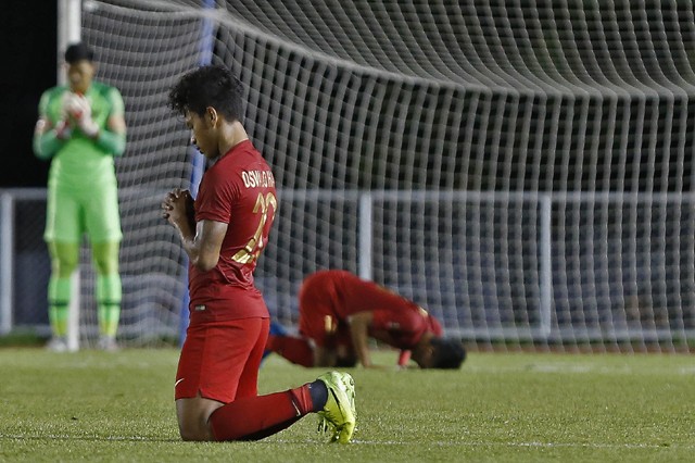 Pemain putra tim nasional Sepak Bola Indonesia Osvaldo Hay berdoa usai pertandingan melawan Brunei Darusallam dalam babak penyisian grup B Sea Games 2019 di Binan Football Stadium Filipina, kemarin, Minggu (3/12/2019). Dalam pertandingan tersebut Indones - Image
