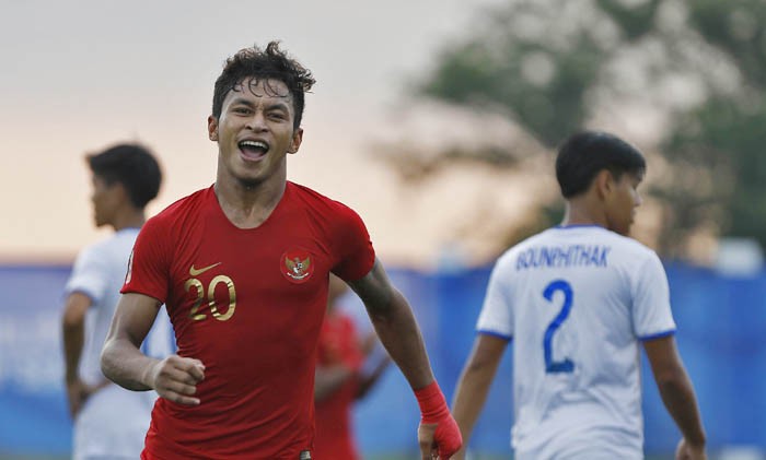 KE SEMIFINAL: Selebrasi Osvaldo Haay setelah mencetak gol kedua ke gawang Laos di City of Imus Grandstand, Kamis (5/12). Dipta Wahyu/Jawa Pos) - Image