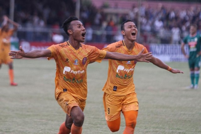 Pemain depan Persiraja, Andre Abubakar (kiri) merayakan gol kemenangan 2-1 atas PSS Sleman bersama Husnuzhon (kanan) di Stadion H. Dimurthala, Banda Aceh, Kamis (1/11). ARIFUL USMAN/RAKYAT ACEH - Image