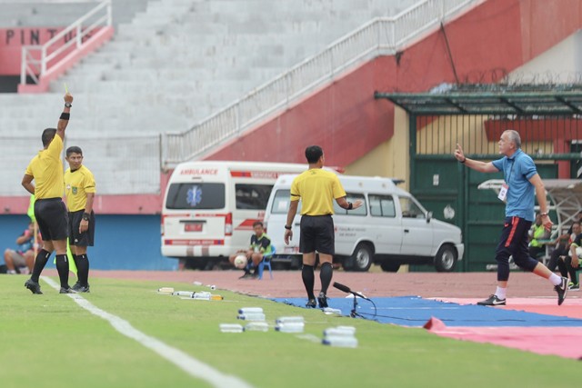 Wasit Faulur Rosy beri kartu kuning Dragan Djukanovic pada Liga 1 di Stadion Gelora Delta Sidoarjo, kemarin. Allex Qomarulla/Jawa Pos - Image