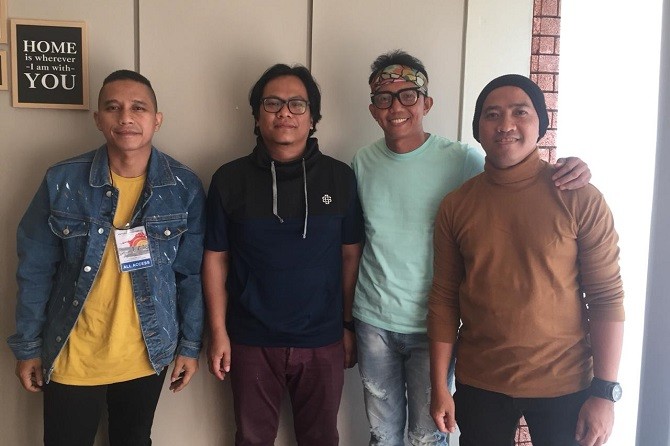 Grup musik asal Jogjakarta, the Rain menggelar konser di tempat unik di ruang terbuka, yaitu di rooftop (atap) Indozone Park, Patal Senayan, Jakarta Jumat (13/12). (Abdul Rahman/JawaPos.com) - Image
