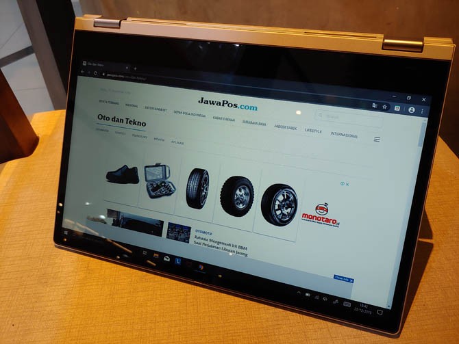 Laptop 2-In-1 Lenovo IdeaPad C340. (Rian Alfianto/JawaPos.com) - Image