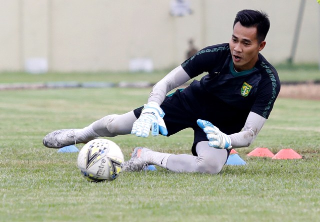 Angga Saputro, kiper Persebaya saat latihan perdana di Lapangan Jenggolo, Sidoarjo, kemarin (28/1). FOTO: Angger Bondan/Jawa Pos - Image