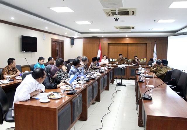 DPD RI yang diwakili oleh Anggota DPD RI dari Jawa Barat Asep Hidayat menerima aspirasi DPRD Kota Tasikmalaya terkait percepatan pembangunan daerah di kota Tasikmalaya di ruang rapat Komite IV Komplek Parlemen Senayan, Kamis (30/1). - Image