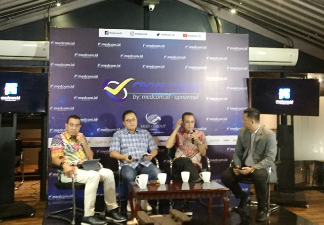 Staf Khusus Menteri BUMN, Arya Sinulingga (paling kiri) menyebut Pemerintah berharap pembayaran klaim Asuransi Jiwasraya Mulai dapat dilakukan Maret 2019. (Romys BInekasri/JawaPos.com) - Image