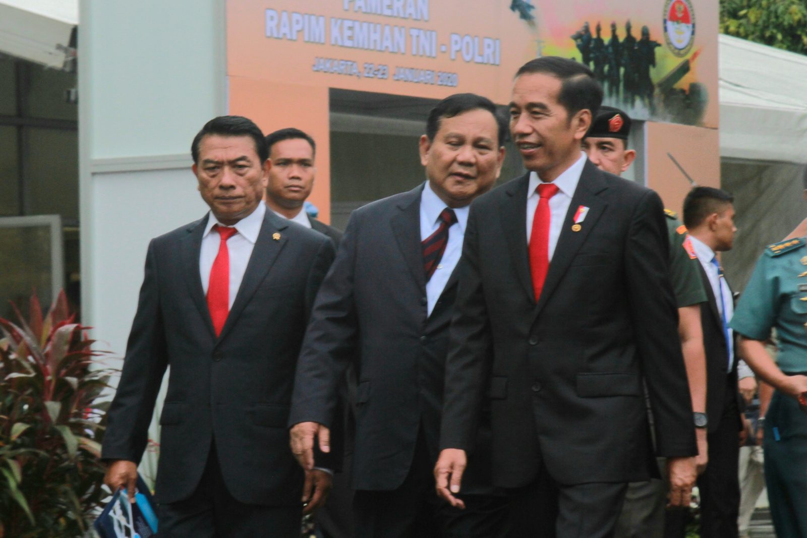 Presiden Joko Widodo bersama Menteri Pertahanan Prabowo Subianto saat menghadiri rapat pimpinan Kementerian Pertahanan 2020, Kamis (23/1/2020). Adapun dalam acara ini dihadiri juga oleh Menko Polhukam Mahfud Md, Panglima TNI Marsekal Hadi Tjahjanto, Kapo - Image