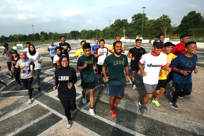 komunitas lari Liburun saat latihan bersama anggota nya di Pekanbaru, Riau, Sabtu (25/1/2020). HARITSAH ALMUDATSIR/JAWA POS - Image