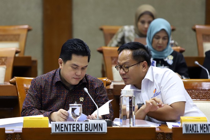 Menteri BUMN, Erick Tohir (kiri) bersama Wakil Menteri BUMN Kartika Wirjoatmodjo saat Rapat Kerja (Raker) Panitia Kerja (Panja) Jiwasraya di Kompleks Parlemen, Senayan, Jakarta, Rabu (29/1/2020). Raker Panja Jiwasraya membahas penyelesaian sengkarut PT As - Image