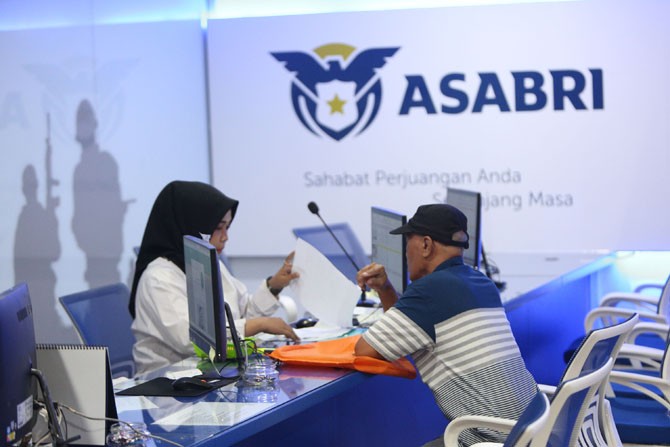 Aktivitas layanan nasabah di kantor PT Asuransi Sosial Angkatan Bersenjata Republik Indonesia (Asabri) di Jakarta Kamis (16/1).Asabri membantah kabar mengenai adanya korupsi di perseroannya, dan meminta kepada para nasabah tidak usah khawatir dengan dana - Image