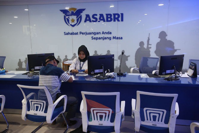 Aktivitas layanan nasabah di kantor PT Asuransi Sosial Angkatan Bersenjata Republik Indonesia (Asabri) di Jakarta Kamis (16/1).Asabri membantah kabar mengenai adanya korupsi di perseroannya, dan meminta kepada para nasabah tidak usah khawatir dengan dana - Image