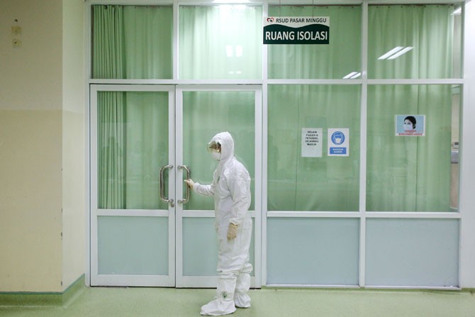 Petugas medis menggunakan pakaian biosafety saat penyuluhan terkait pencegahan dan edukasi infeksi novel coronavirus (2019-nCov) di RSUD Pasar Minggu, Jakarta, Rabu (29/1). Kegiatan tersebut guna memberikan edukasi mengenai penyebab, gejala dan langkah pe - Image