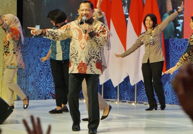 Mendagri Tito Karnavian saat bernyanyi di akhir peluncuran sistem ADM di Surabaya, Jumat (31/1). (Istimewa) - Image