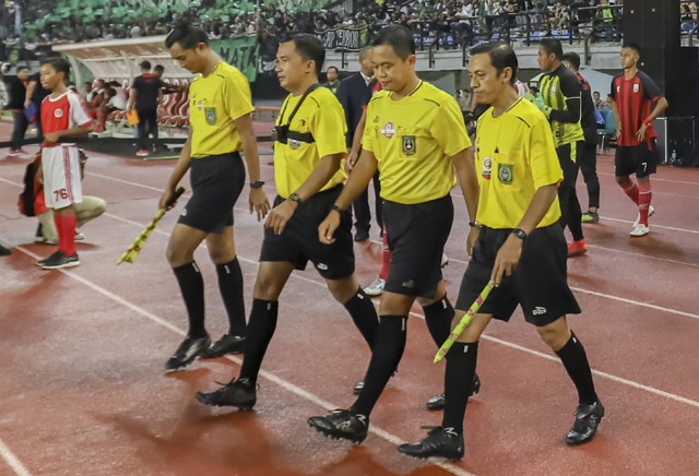OR_Wasit yang memimpin pada Laga Friendly Pesebaya vs Persis Solo, Wasit Tabrani, Asisten Wasit 1 Fuad Kohar, Asisten Wasit 2 M. Rifa - Image