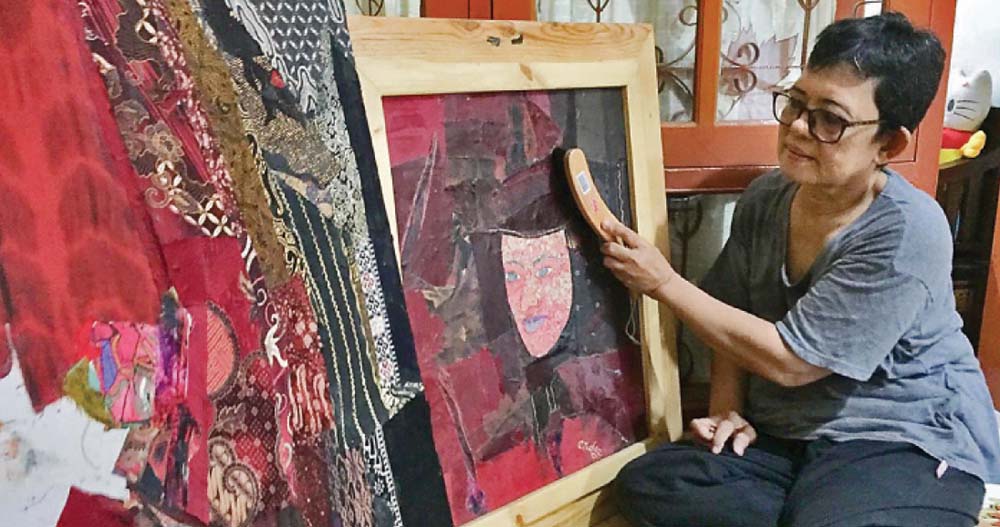 BUAH KETELATENAN: FR Endang Waliati dengan karya lukis yang memanfaatkan helaian benang dari kain perca. (Charina Marietasari/Jawa Pos) - Image