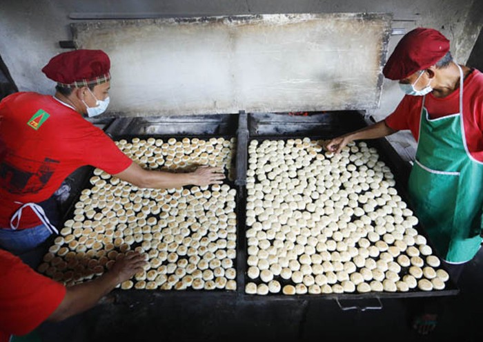 TURUN-TEMURUN: Resep bakpia dari Liem Bok Sing tetap menjadi andalan yang dipertahankan sejak 1940-an. (Angger bondan/Jawa Pos) - Image