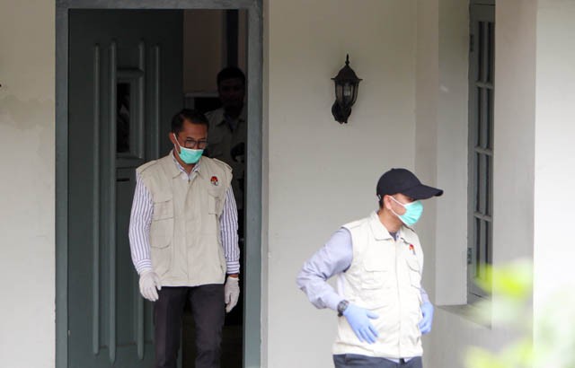 Penyidik KPK berjalan dari gedung KPU yang tengah di renovasi ke gedung KPU sementara (mess Bank Indonesia), Senin (13/1/2020). KPK melakukan penggeledahan ruangan yang ditempati Wahyu Setiawan terkait kasus dugaan korupsi terkait dengan penetapan pergant - Image