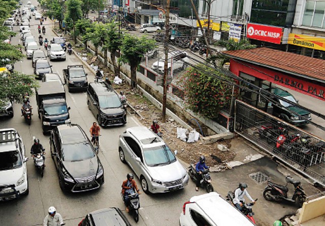 PERLU REHABILITASI: Saluran di Jalan Darmo Park perlu dilebarkan agar mampu menampung lebih banyak aliran air. (Alfian Rizal/Jawa Pos) - Image