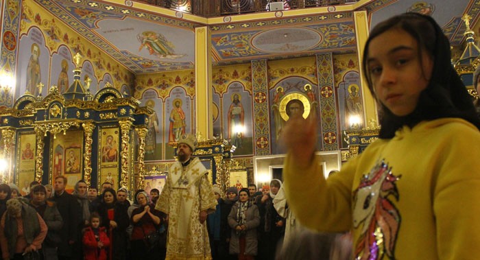NATALAN DI KAZAKHSTAN: Suasana misa Natal di Katedral Holy Assumption, Nur-Sultan (6/1). (DOAN WIDHIANDONO/JAWA POS) - Image