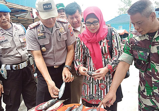 WASPADA: Muspida Jember melakukan sidak kepada pedagang ikan kemarin. Ini dilakukan untuk mengantisipasi terjadinya keracunan lagi. (DWI SISWANTO/JAWA POS RADAR JEMBER) - Image