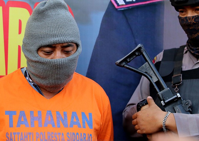 TERSANGKA: Ari Yuswan ditahan di Mapolresta Sidoarjo karena kebiasaan onani di pinggir jalan. Dia dijerat dengan UU tentang Pornografi. (Boy Slamet/Jawa Pos) - Image