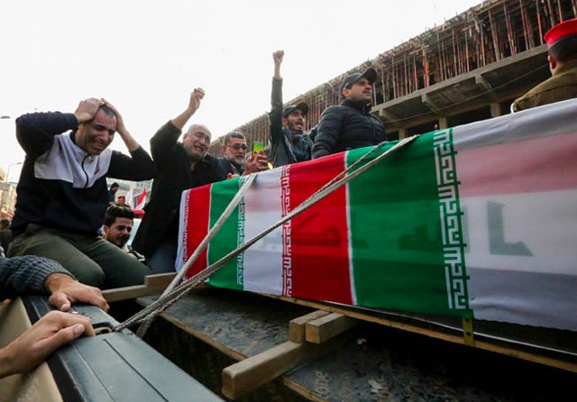 TAK CUMA DI IRAN: Sejumlah warga Iraq menangis saat upacara pemakaman Abu Mahdi Al Muhandis, tokoh paramiliter Iraq, yang tewas bersama Qasem Soleimani kemarin (4/1). (SABAH ARAR / AFP) - Image