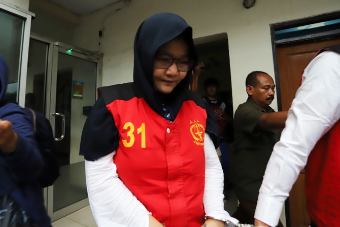 Aulia Kesuma dan anaknya, Geovanni Kelvin usai menjalani sidang kasus pembunuhan berencana di PN Jakarta Selatan, Senin (10/2/2020). Aulia Kesuma terdakwa pembunuhan berencana terhadap suaminya Edi Chandra Purnama alias Pupung Sadili (54) dan anak tirinya - Image