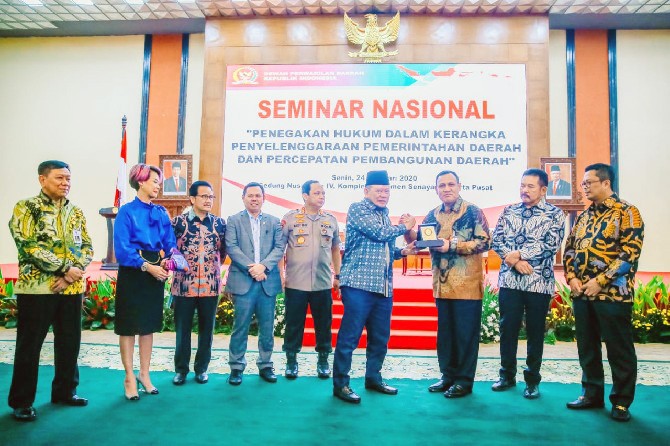 Ketua DPD RI AA LaNyalla Mahmud Mattalitti memberikan cinderamata kepada Ketua KPK Firly Mahuri di depan nara sumber dan moderator Seminar Nasional dengan tema Penegakan Hukum dalam Kerangka Penyelenggaraan Pemerintah Daerah dan Percepatan Pembangunan Dae - Image