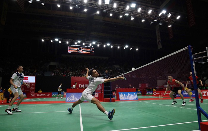 Pebulu tangkis ganda Putra Indonesia Fajar Alfian (tengah) dan Muhammad Rian Ardianto (Kiri) Saat bertanding dengan pebulu tangkis ganda Putra Cina Ou Xuan Yi dan Zhang Nan di pertandingan putaran kedua Daihatsu Indonesia Masters 2020 di Istora Senayan, J - Image