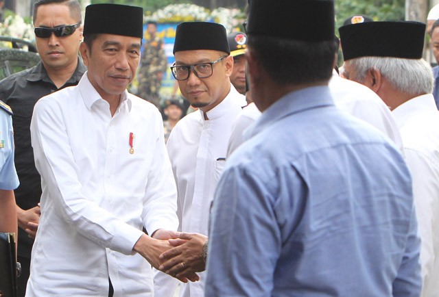 Presiden Joko Widodo didampingi anak pertama dari KH Salahuddin Wahid, Irfan Wahid saat tiba melayat KH Salahuddin Wahid atau Gus Sholah di rumah duka di kawasan Bangka, Jakarta Selatan, Senin (3/2/2020). Almarhum Gus Sholah dimakamkan di kompleks pemakam - Image